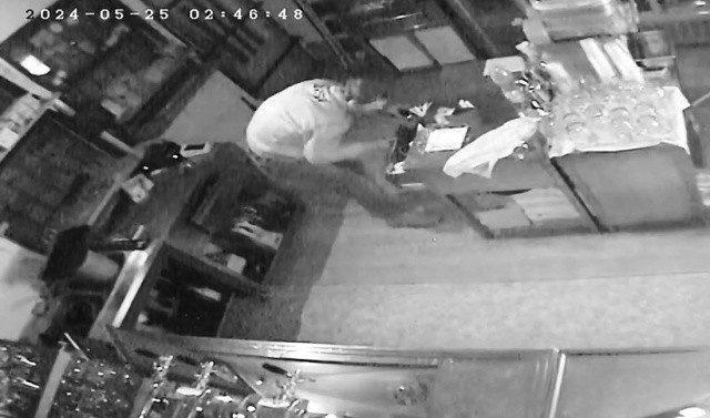 В Чехии вор вломился ночью в ресторан: видео
