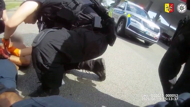 Полиция Праги показала видео задержания мужчины, напавшего с ножом на шестерых человек