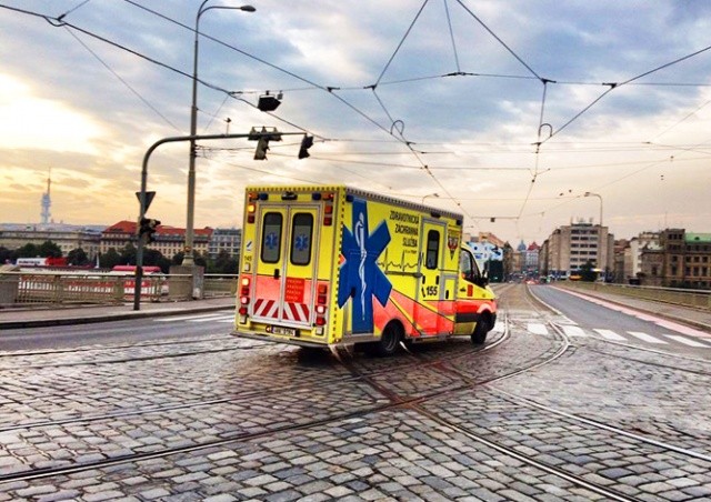 В Праге пациентка на ходу выпрыгнула из машины скорой помощи и погибла