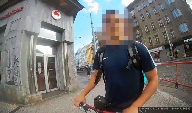 Полиция устроила массовую проверку велосипедистов в Праге: видео