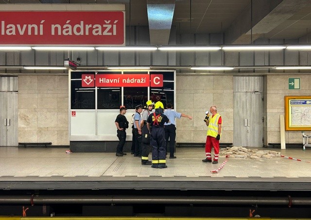ЧП на станции метро Hlavní nádraží – на платформу упала часть потолка
