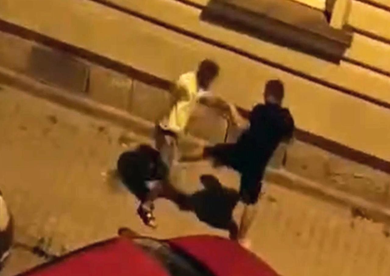 Украинцы устроили массовую драку на улице в Чехии: видео