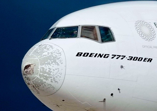 В Италии крупный град «изрешетил» взлетевший пассажирский Boeing 