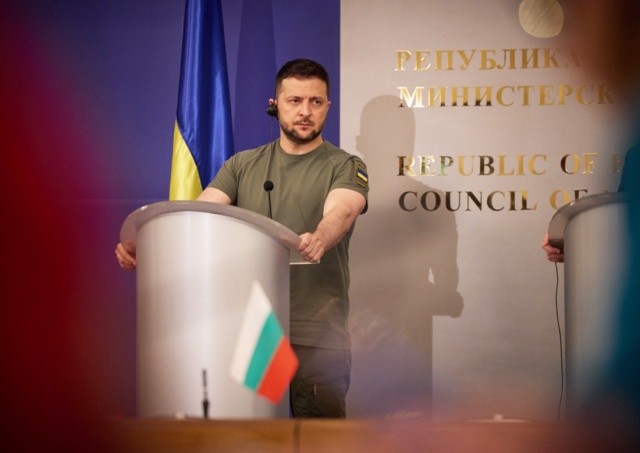 AP: Владимир Зеленский сегодня прилетит в Прагу