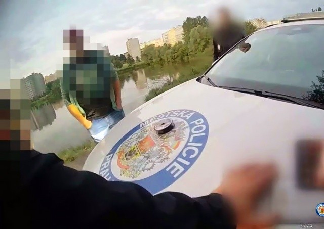 В Праге иностранцы ловили рыбу и нелепо оправдывались перед полицией: видео