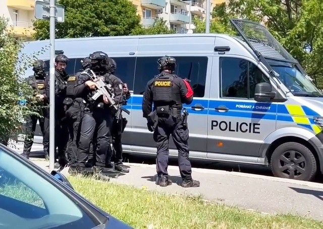 В Праге спецназ подняли по тревоге из-за неизвестного, расстрелявшего уличные часы