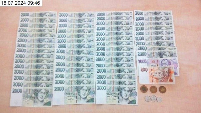 Жительница Чехии нашла на остановке 107 тыс. крон и передала деньги полиции
