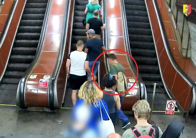 Пенсионерка едва не погибла в метро Праги из-за пьяного пассажира: видео