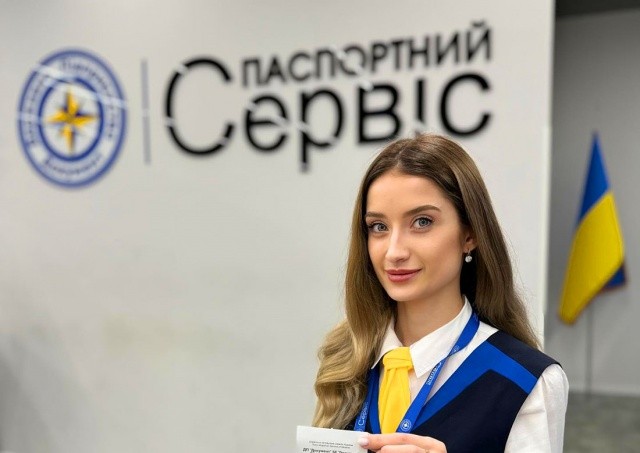 «Паспортний сервіс» в Праге возобновил оформление паспортов мужчинам призывного возраста
