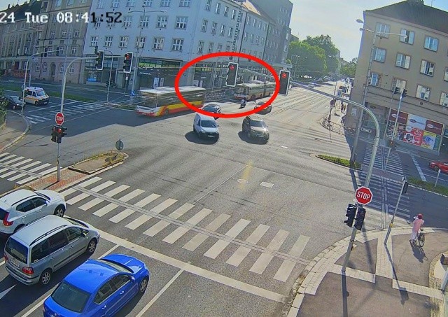 В Чехии полиция разыскивает велосипедиста, подрезавшего троллейбус: видео