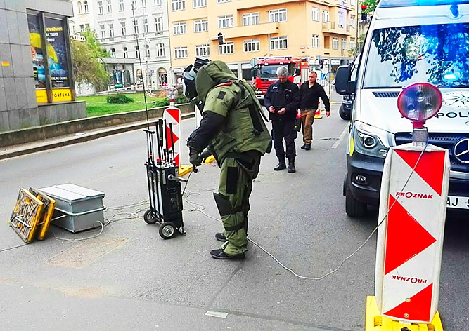 В центре Праги оцепили улицу из-за забытой сумки