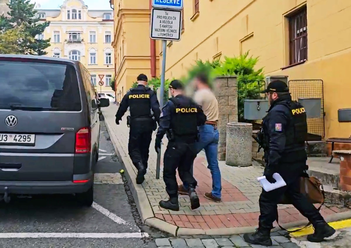 Задержанного в аэропорту Праги россиянина экстрадировали в Германию: видео 