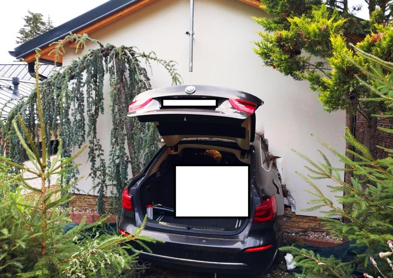 В Чехии водитель BMW въехал в чужой дом