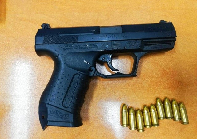В Праге задержали пьяного иностранца с боевым пистолетом