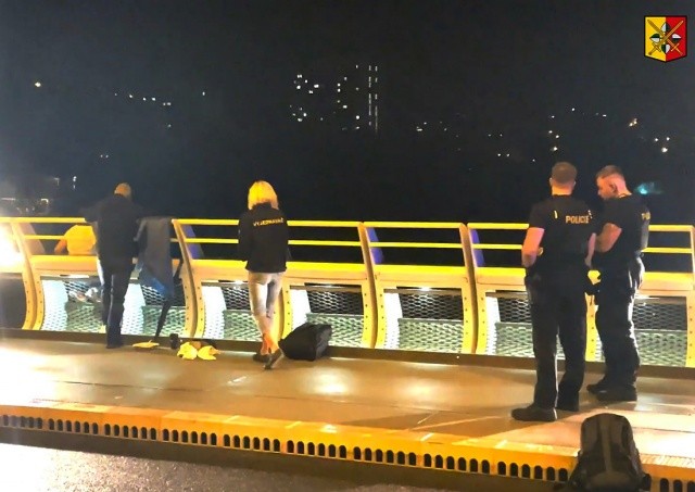 В Праге полицейские предотвратили самоубийство: видео