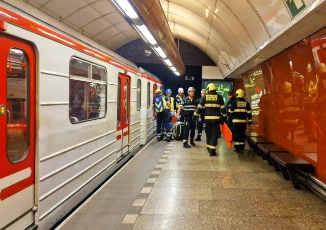 В аэропорту Праги людей эвакуировали из самолета из-за подозрительного багажа