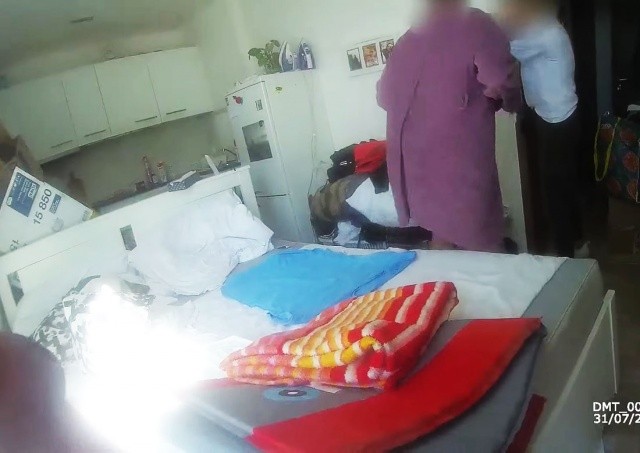 В Праге преступник спрятался от полиции под кроватью: видео