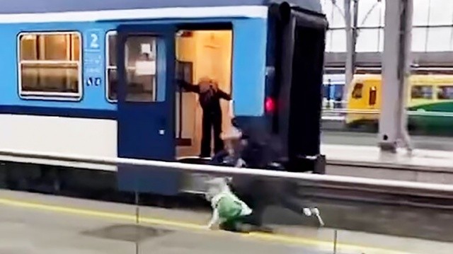 На Главном вокзале Праги ребенку пришлось прыгать из движущегося поезда: видео