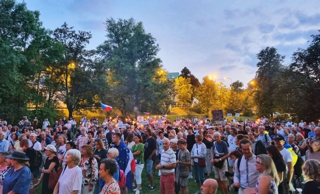 У посольства России в Праге прошел митинг «Иван, иди домой!»: фото и видео