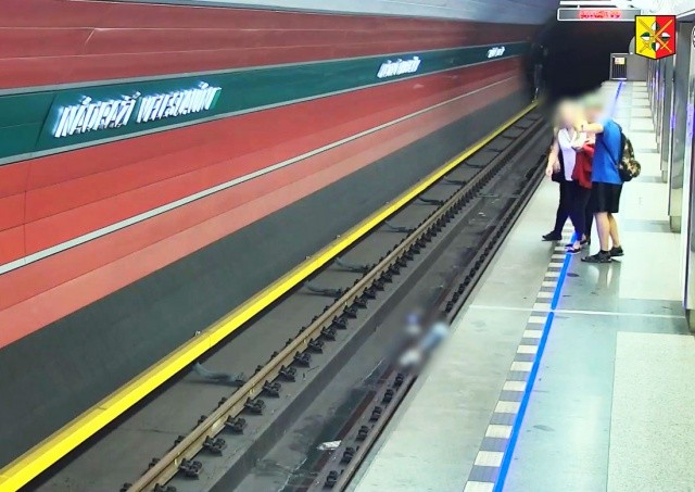 В метро Праги пьяная женщина упала на рельсы. Очевидцы нажали красную кнопку: видео