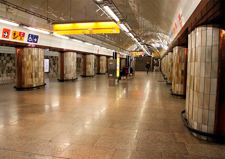 В метро Праги внезапно встала половина линии «B»