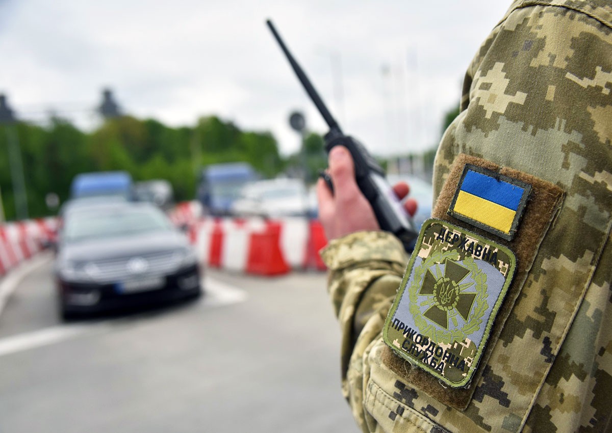 С четверга украинские мужчины 18-22 лет смогут выезжать за пределы Украины