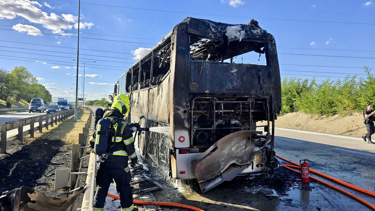 В Праге автобус загорелся во время движения
