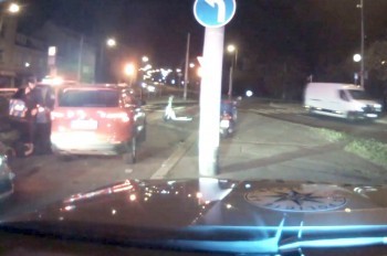 В Праге вор угнал машину вместе с пассажиркой. Ей пришлось выпрыгивать на ходу