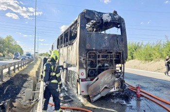 В Праге автобус загорелся во время движения