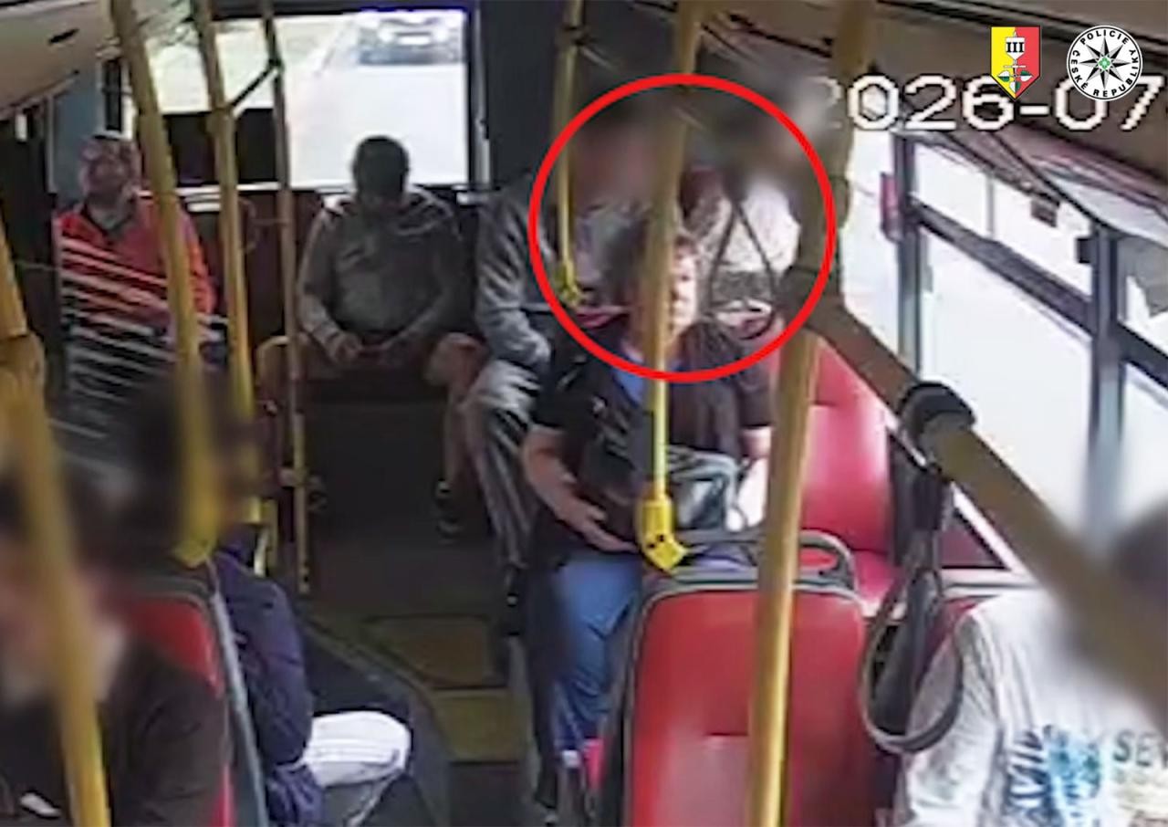 Двое мужчин ограбили подростка в пражском автобусе: видео