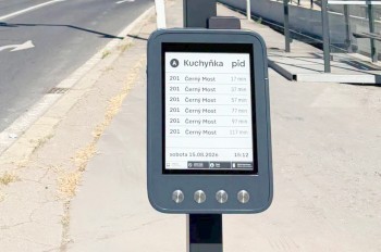 На остановках в Праге начали внедрять автономные табло с электронным расписанием