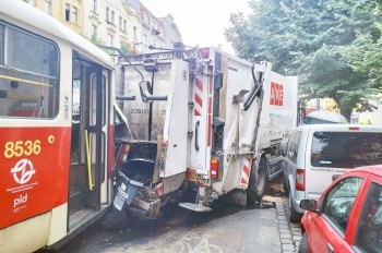 В Праге трамвай врезался в мусоровоз