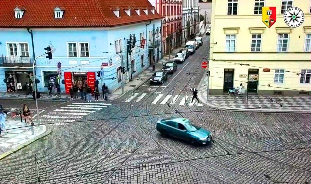 Преступник на угнанном такси устроил безумный заезд по Праге: видео