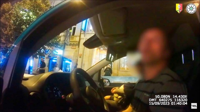 В центре Праги водитель пытался подкупить полицейских: видео