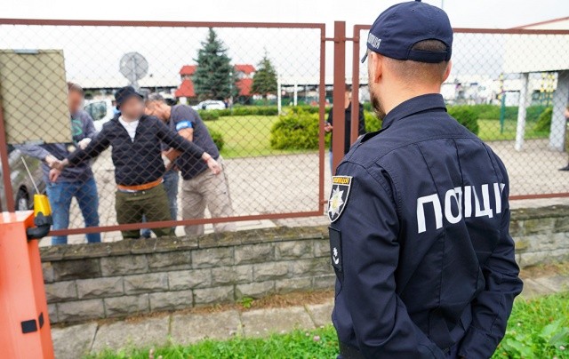 Украина выдала Чехии телефонных мошенников, обманувших сотни чехов на 7,6 млн евро