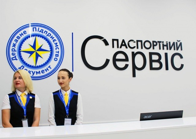 Полиция проверяет «Паспортний сервіс» в Праге. Директор уволилась