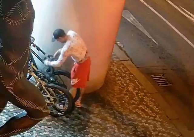 Кража велосипедов в центре Праги попала на видео