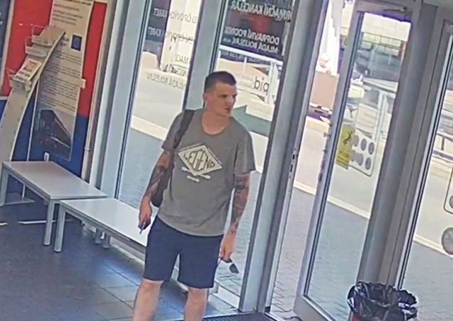 В Чехии разыскивают нетерпеливого посетителя ТЦ: видео