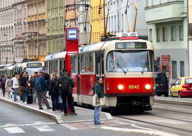 В Праге трамвай проволок по улице девушку, зажатую в дверях