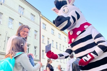 В Праге зебра напомнила детям о правилах безопасности при переходе улиц