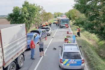 Под Прагой автобус въехал в колонну легковушек