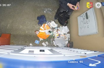 В Праге вор утомился вскрывать почтомат и начал собирать кубик Рубика