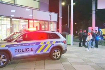 В Праге вор порезал ножом охранника в торговом центре