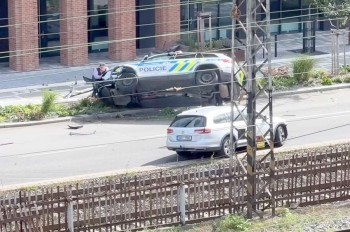 В Праге перевернулся полицейский автомобиль. Очевидцы помогли патрульным выбраться
