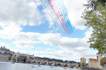Над Прагой пролетела британская пилотажная группа: фото и видео