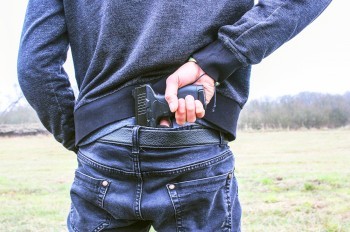 В Чехии прохожий одним выстрелом усмирил напавшего на женщину агрессора