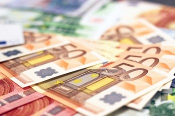 Чешская крона укрепилась к евро до двухлетнего максимума