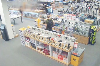 Кража дорогих наушников из магазина в Праге попала на видео