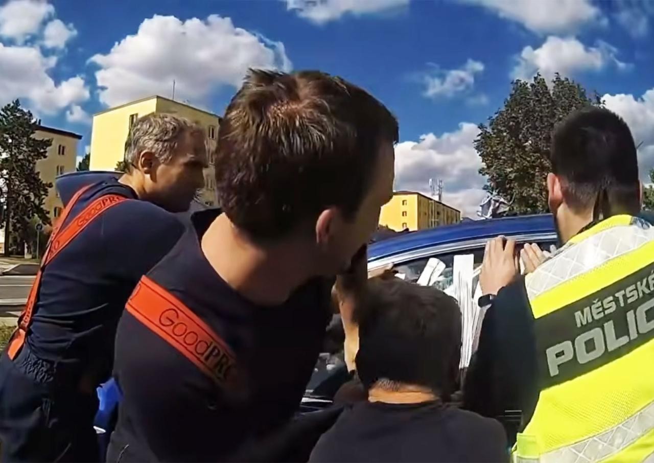 В Чехии водитель оказался заперт внутри собственного автомобиля: видео