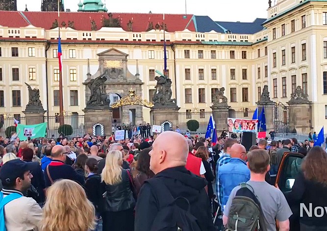 В центре Праги прошла демонстрация против президента Чехии 